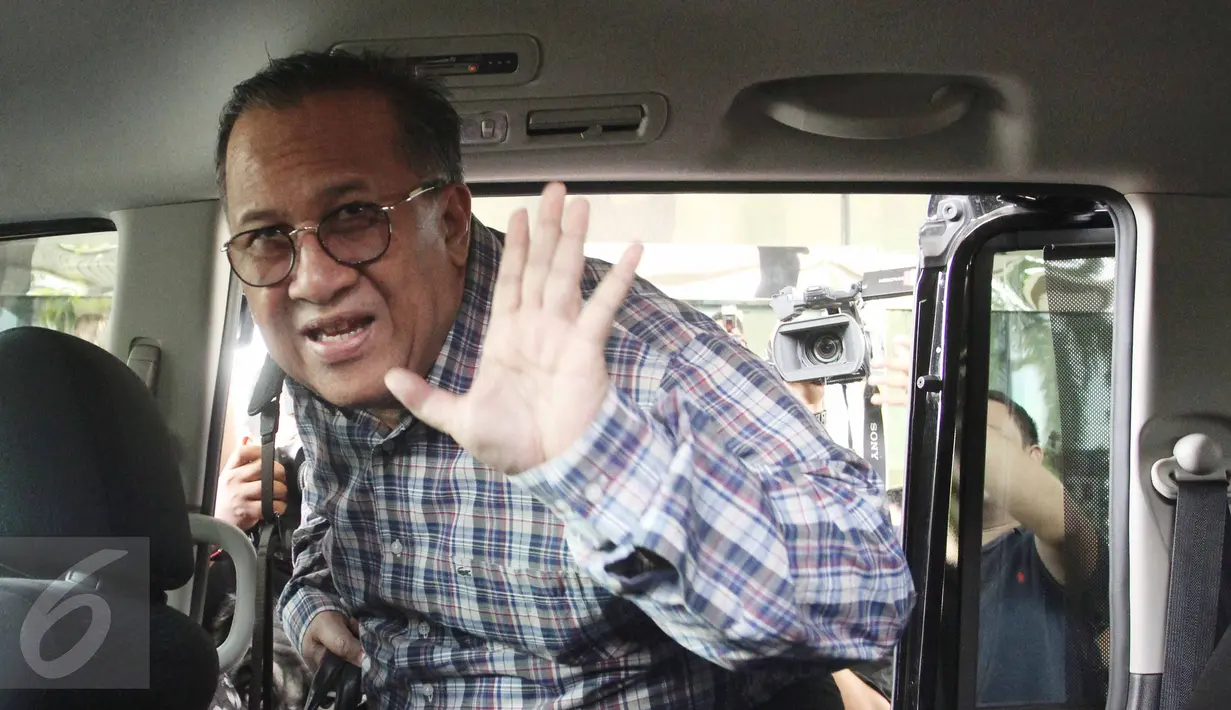 Sapta Nirwandar memasuki mobil yang telah menjemputnya usai menjalani pemeriksaan di KPK, Jakarta, Kamis (25/6/2015). Sapta diperiksa sebagai saksi untuk tersangka Jero Wacik. (Liputan6.com/Helmi Afandi)