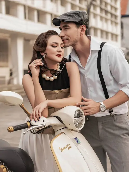 Pasangan yang memiliki jarak usia 7 tahun ini sejak awal selalu tampil harmonis. Jarang terdengar kabar miring mengenai rumah tangga keduanya yang membuatnya disebut sebagai pasangan serasi dan idola. (Liputan6.com/IG/@darius_sinathrya)