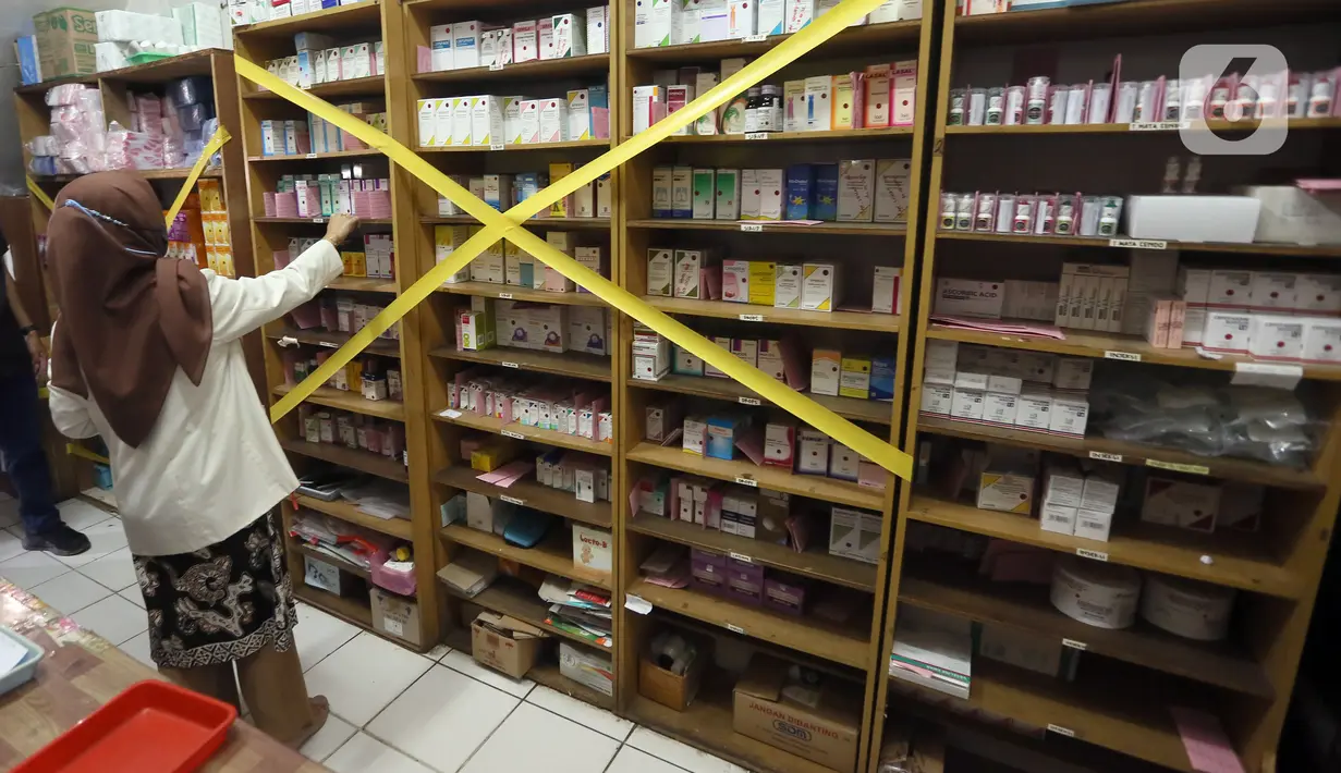 Tanda larangan peredaran obat sirup anak terpasang saat sidak Menteri Koordinator Bidang Pembangunan Manusia dan Kebudayaan (Menko PMK) Muhadjir Effendy bersama Wali Kota Bogor Bima Arya di Depo Farmasi Poliklinik Afiat RS PMI, Bogor, Jawa Barat, Sabtu (22/10/2022). Sidak dilakukan pada depo farmasi dan dua apotek di Kota Bogor menyusul terbitnya surat edaran nomor SR.01.05/III/3461/2022 dari Kementerian Kesehatan tentang penghentian sementara penggunaan obat dan vitamin dalam bentuk cair atau sirup kepada anak-anak. (merdeka.com/Arie Basuki)