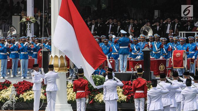 Paskibraka mengibarkan Bendera Merah Putih saat upacara Pengibaran Bendera Merah Putih dalam rangkaian Peringatan Detik-detik Proklamasi Kemerdekaan ke-74 RI di Istana Merdeka, Jakarta, Sabtu (17/8/2019). Peringatan HUT RI tersebut mengangkat tema 