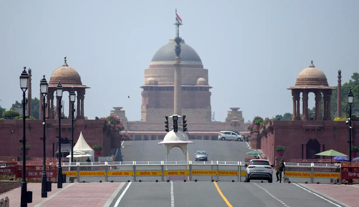 Sekitar 130 ribu petugas keamanan dan polisi Delhi yang berkekuatan 80 ribu orang dikerahkan saat India menjadi tuan rumah pada pertemuan puncak G20 di New Delhi. (AP Photo/Channi Anand)
