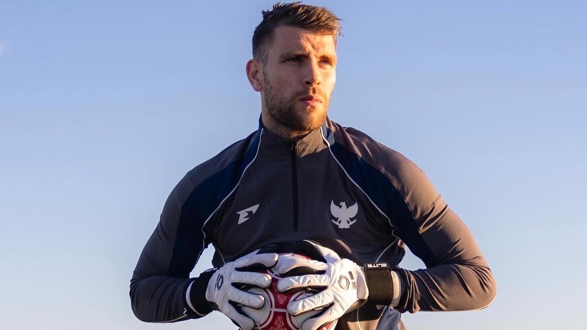 Semangati Fans Berpuasa, Kiper Timnas Indonesia Maarten Paes Pakai Sarung