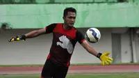 Eks kiper Arema Indonesia, Aji Saka, bergabung dengan Persis untuk ajang ISC B 2016. (Bola.com/Romi Syahputra)