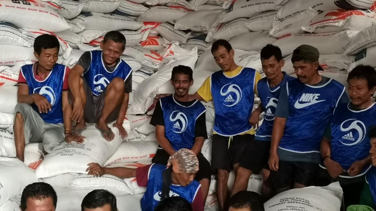 "Jadi, saya terus mendorong impor (beras) dan produksi harus satu data, tidak boleh beda data. Kasian rakyat, kasian petani," pungkasnya.&nbsp;<br>