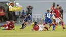 Pemain Indonesia dan Thailand berebut bola pada laga Piala AFF 2016 di Philippine Sports Stadium, Filipina, Sabtu (19/11/2016). Indonesia kalah 2-4 dari Thailand. (Bola.com/Nicklas Hanoatubun)