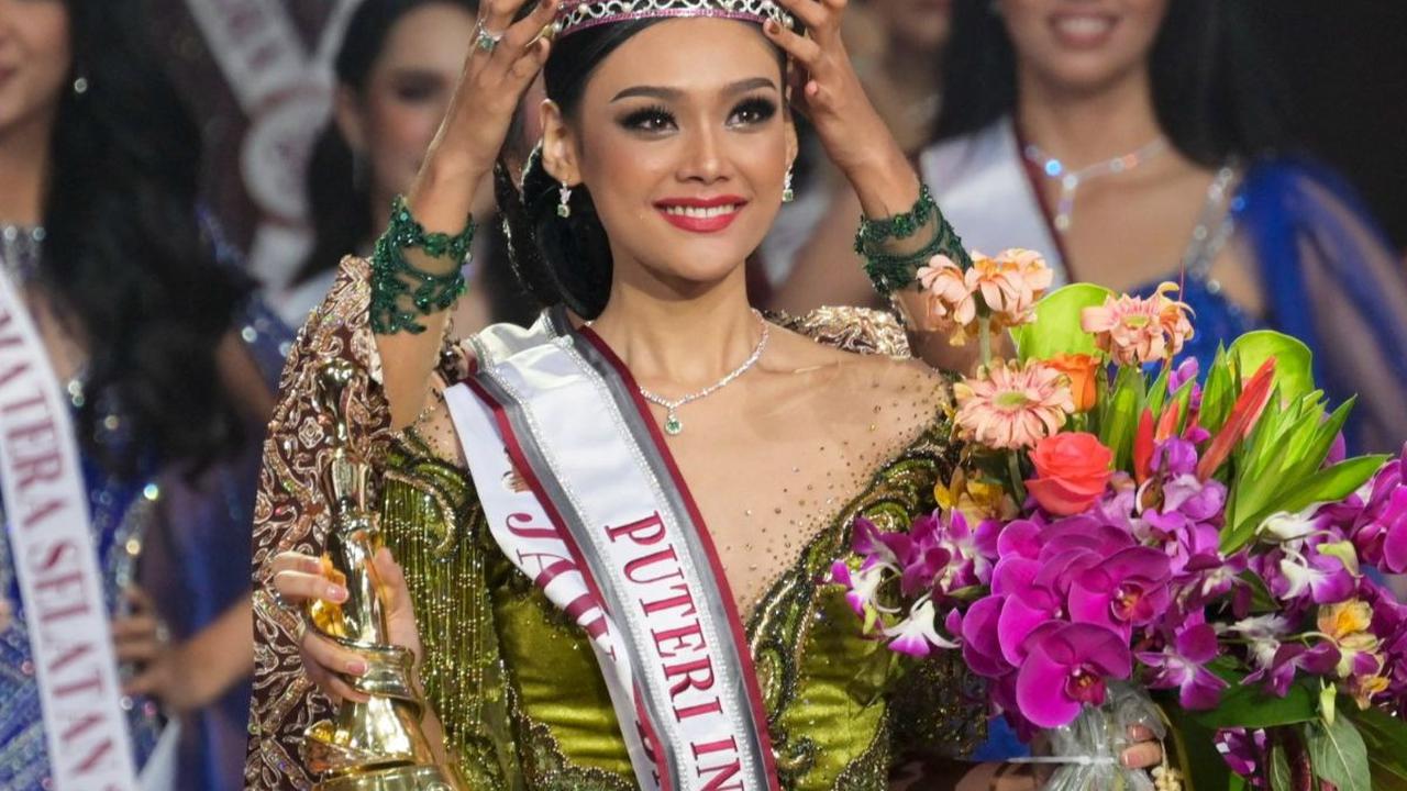 Kontestan dari Jawa Barat,&nbsp;Harashta Haifa Zahra menerima mahkota setelah memenangkan Puteri Indonesia 2024 pada malam puncak penganugerahan Puteri Indonesia 2024 yang berlangsung di JCC Senayan, Jakarta, Jumat (8/3/2024). Bay Ismoyo/AFP