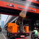 Tekan Polusi, 4.000 Liter Air Disemprotkan di Rasuna Said-Mampang