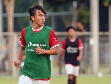 Peserta seleksi Timnas Indonesia U-17 sekaligus putra selebritas Darius Sinathrya, Lionel Nathan Sinathrya saat mengikuti seleksi Timnas Indonesia U-17 untuk Piala Dunia U-17 di Lapangan A, Senayan, Jakarta, Rabu (16/08/2023). (Bola.com/Abdul Aziz)