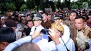 Gubernur DKI Jakarta. Anies Baswedan saat akan masuk gerbang utama Balai Kota Jakarta, Senin (16/10). Ribuan warga menyambut kedatangan Anies Baswedan dan Sandiaga Uno usai dilantik sebagai Gubernur dan Wakil Gubernur. (Liputan6.com/Helmi Fithriansyah)