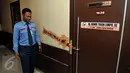 Petugas Keamanan DPR melakukan pengecekan ruangan F-Partai Hanura, Dewie Yasin Limpo yang di segel KPK, Jakarta, Rabu (21/10). Penyegelan terkait operasi tangkap tangan KPK terhadap Dewie dan 6 lainnya pada Selasa (20/10) malam. (Liputan6.com/Johan Tallo)