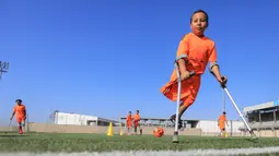 Anak-anak Palestina yang diamputasi berpartisipasi dalam sesi pelatihan sepak bola, yang diatur oleh Komite Palang Merah Internasional (ICRC) setelah pembatasan penyakit coronavirus (COVID-19) mereda, di Deir al-Balah di Jalur Gaza tengah (14/7/2020). (AFP/Mahmud Hams)