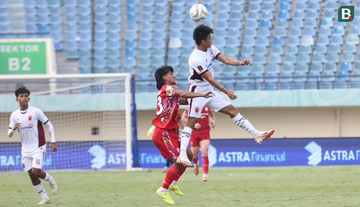<p>Pemain PSM Makassar, Muhammad Rizky Eka Pratama (kanan) memenangi duel udara dengan pemain Persis Solo, Ripal Wahyudi pada laga matchday kedua Grup A Piala Presiden 2024 di Stadion Si Jalak Harupat, Soreang, Kabupaten Bandung, Senin (22/7/2024). (Bola.com/Abdul Aziz)</p>