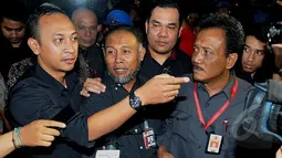 Wakil Ketua KPK, Bambang Widjojanto keluar sekitar pukul 23.30 WIB, dengan didampingi kuasa hukumnya, Jakarta, Selasa, (4/2/2015). (Liputan6.com/JohanTallo)