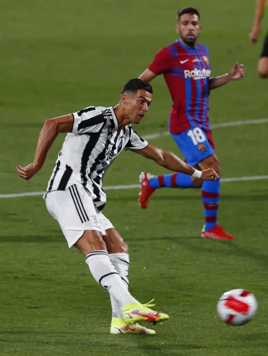 Penyerang Juventus, Cristiano Ronaldo melakukan tendangan ke gawang Barcelona pada pertandingan Joan Gamper Trophy di Estadi Johan Cruyff, Minggu (8/8/2021). Barcelona berhasil menjuarai Trofi Joan Gamper 2021 usai menggilas Juventus dengan skor 3-0. (AP/Joan Monfort)