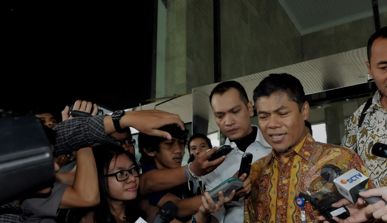 Ketua Pusat Pemeriksaan dan Analisa Transaksi Keuangan (PPATK), Muhammad Yusuf memberi keterangan di kantor KPK, Jakarta, Rabu (15/4). Kedatangan Yusuf untuk dimintai pandangannya tentang cara penyitaan aset-aset koruptor. (Liputan6.com/Andrian M Tunay)