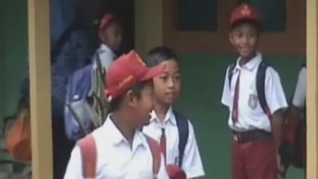 [VIDEO] Siswa Kerja Bakti Bersihkan Abu Kelud dan Mulai Belajar