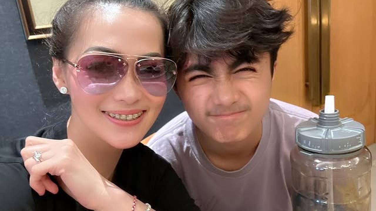 7 Potret Bintang Anak Hengky Kurniawan Bareng Christy Jusung sang Ibu, bak Kakak Adik - Dikira Pacar