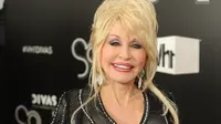 Dolly Parton mengakui jika dirinnya kurang percaya diri dan seperti nenek sihir.
