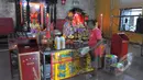 Seorang petugas tampak membersihkan meja di Vihara Amurva Bhumi, Jakarta, Sabtu (14/02/2015). Menjelang imlek sejumlah kelenteng mulai dipercantik (Liputan6.com/Andrian M Tunay)
