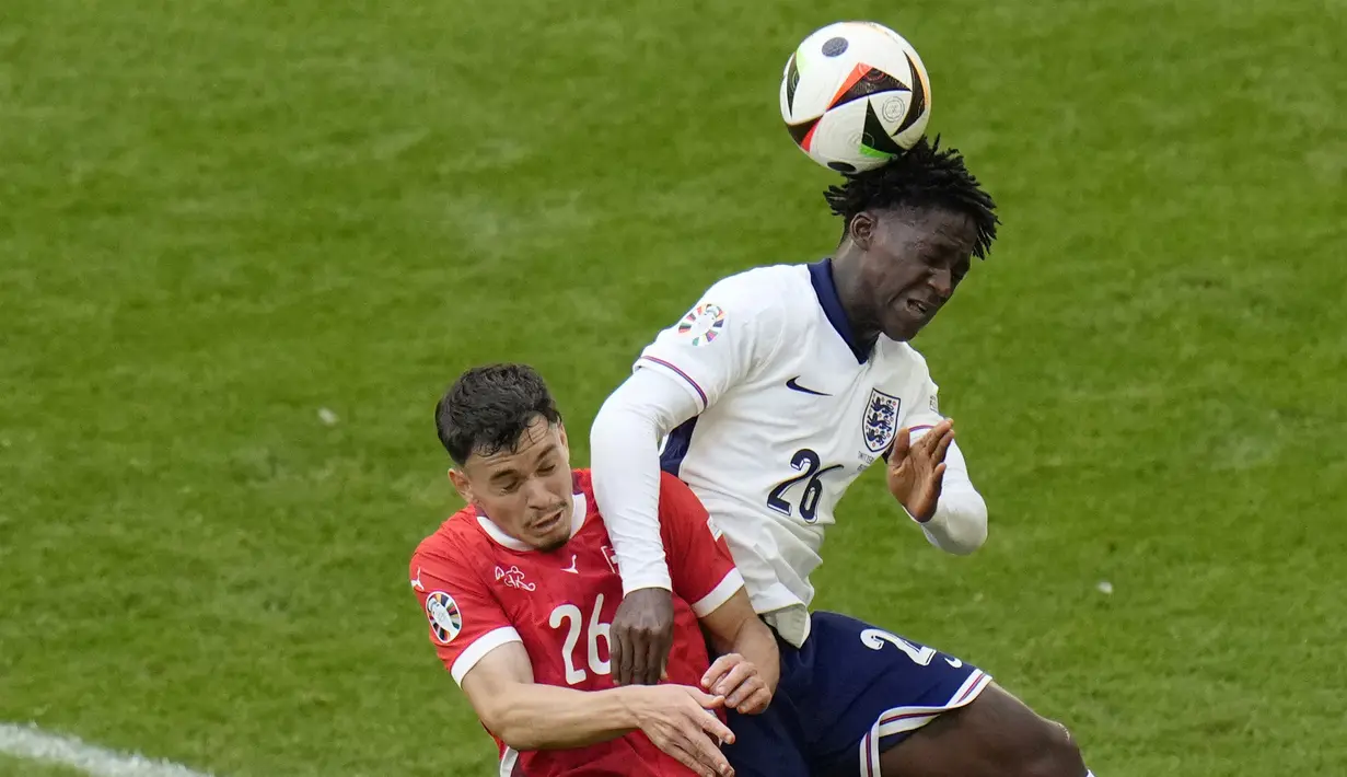 Awalnya Mainoo hanya menjadi pemain pelapis. Hingga pertandingan terakhir fase grup ia hanya jadi pemain pengganti di skuat Inggris. (AP Photo/Hassan Ammar)