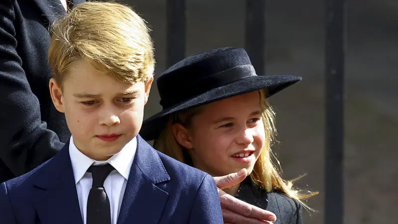 Pangeran George dan Putri Charlotte. (Hannah Mckay/Pool Photo via AP)