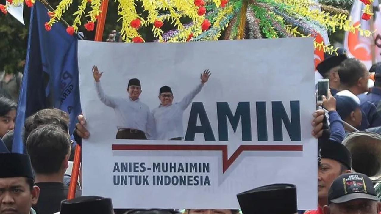 Relawan dan simpatisan saat menyambut kedatangan pasangan bacapres dan bacawapres <br>Anies Baswedan dan Muhaimin Iskandar di Gedung KPU RI, Jakarta, Kamis (19/10/2023).