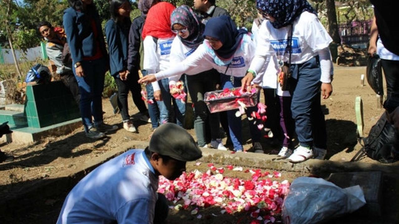 Kekhusyukan aktivis gelar tahlilan di makam Munir