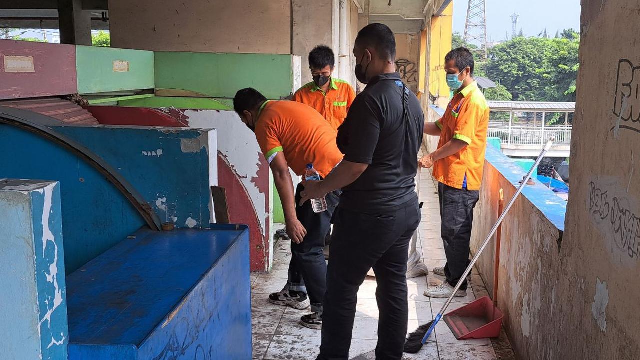 Kegiatan bersih-bersih ini dimulai dari pukul 09.00 WIB dan berfokus di lantai tiga.