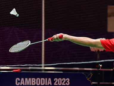 Christian Adinata dari Indonesia bersaing melawan Malaysia di final bulu tangkis putra pada Pesta Olahraga Asia Tenggara (SEA Games) ke-32 di Phnom Penh, Kamboja, Kamis (11/5/2023). (Nhac NGUYEN/AFP)