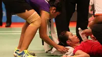 Pebulutangkis tunggal putri Indonesia, Lindaweni Fanetri, membantu pebulutangkis Thailand, Ratchanok Intanon, yang mengalami cedera saat bertanding di babak 16 Besar Kejuaraan Dunia Bulutangkis 2015 di Istora Gelora Bung Karno, Senayan, Jakarta. Kamis (12