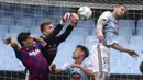 Kiper Celta Vigo, Ruben Blanco, menghalau bola saat melawan Barcelona pada laga La Liga di Stadion Balaidos, Sabtu (27/6/2020). Kedua tim bermain imbang 2-2. (AP/Lalo Villar)