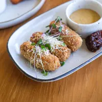 SiniSaja resmi dibuka. Ruang nyaman di jantung Ubud yang menyatukan rasa, desain, dan koneksi.