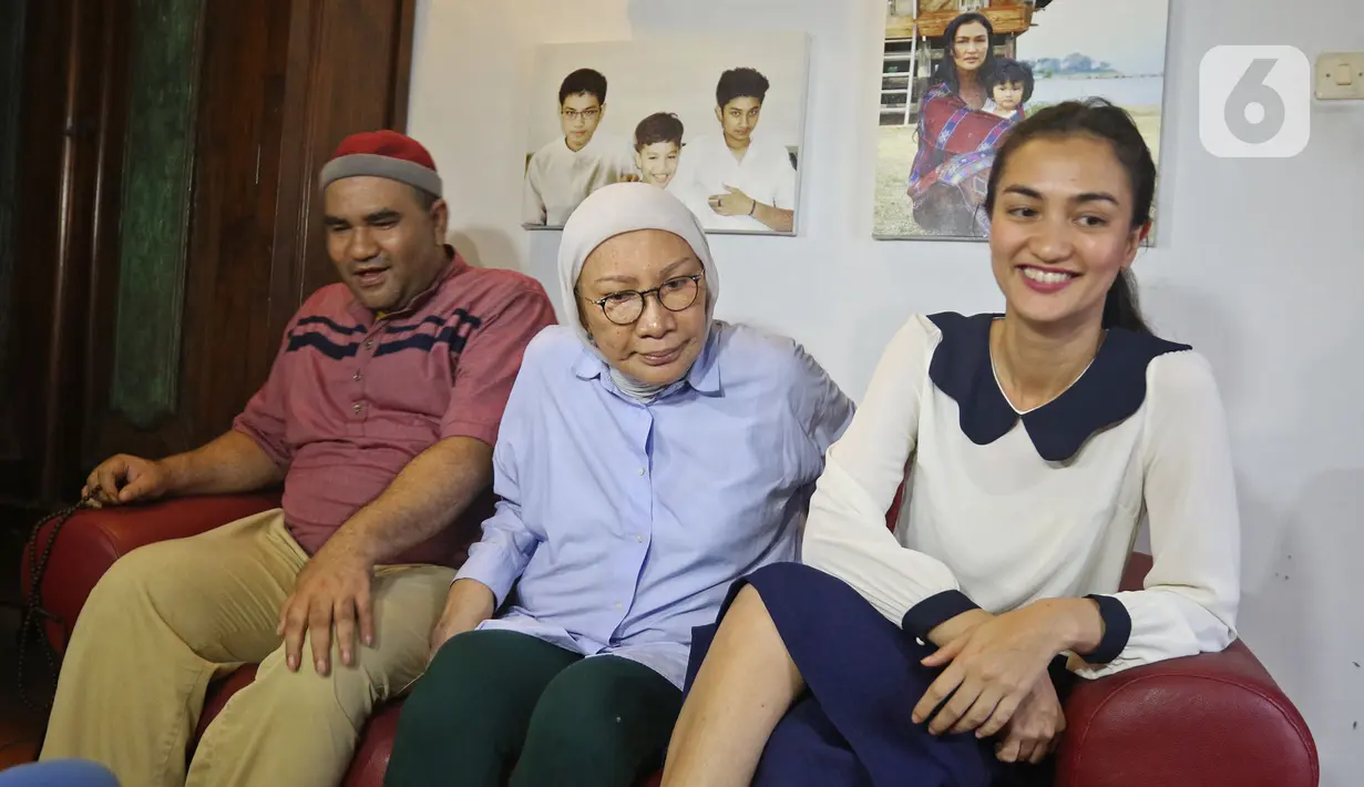Ratna Sarumpaet (tengah) didampingi putrinya Atiqah Hasiholan (kanan) memberi keterangan di kediamannya usai dinyatakan bebas dari hukuman pidana kasus penyebaran berita bohong atau hoaks, Jakarta, Kamis (26/12/2019). Sebelumnya, Ratna divonis hukuman 2 tahun penjara. (Liputan6.com/Herman Zakharia)