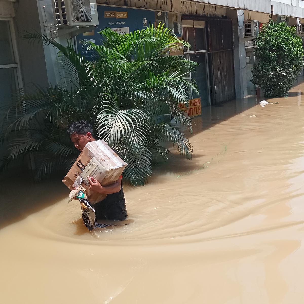Pedagang di Mal Bekasi Cari Sisa Dagangan Usai Banjir