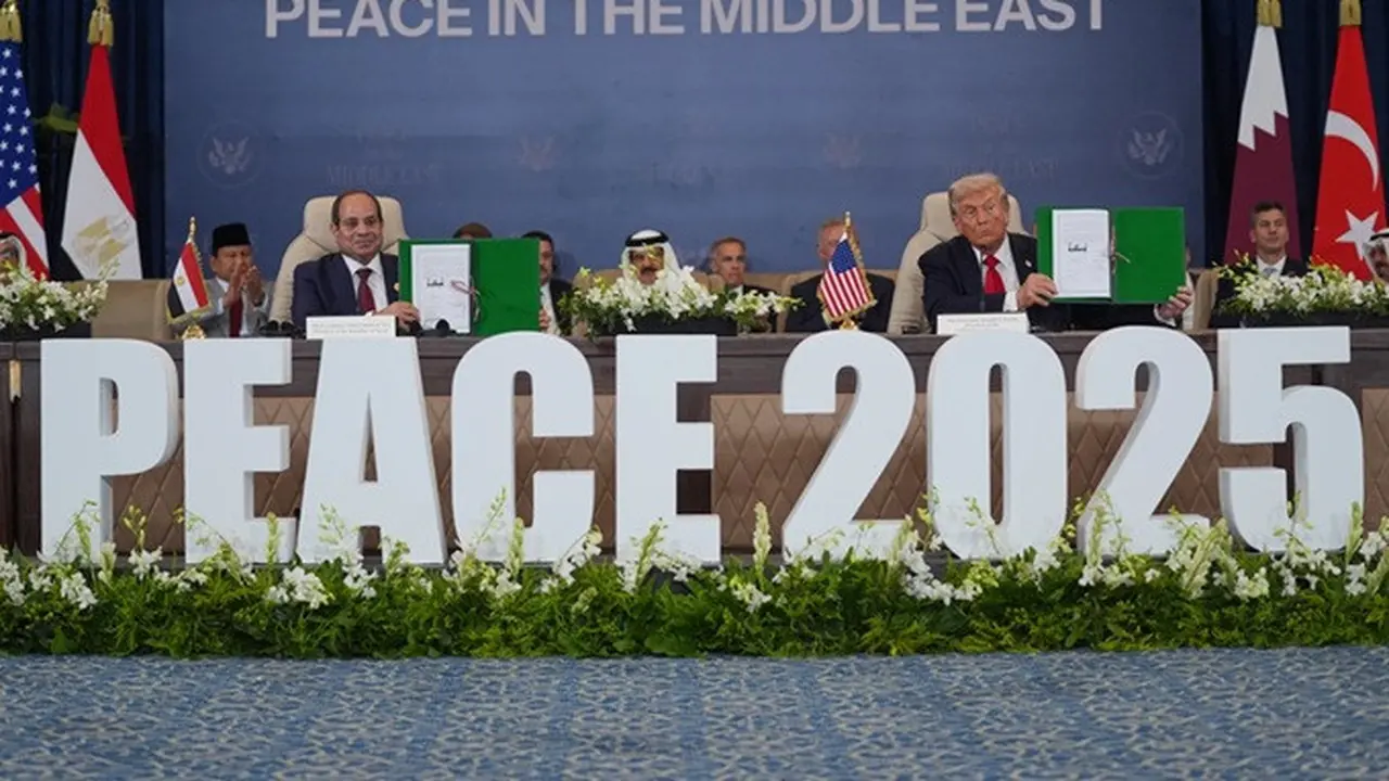 Donald Trump dan Presiden Abdel Fattah el-Sissi memperlihatkan dokumen yang telah ditandatangani dalam sebuah KTT di Sharm El Sheikh, Mesir, Senin (13/10/2025). Pertemuan itu digelar untuk mendukung berakhirnya perang Israel–Hamas di Gaza.