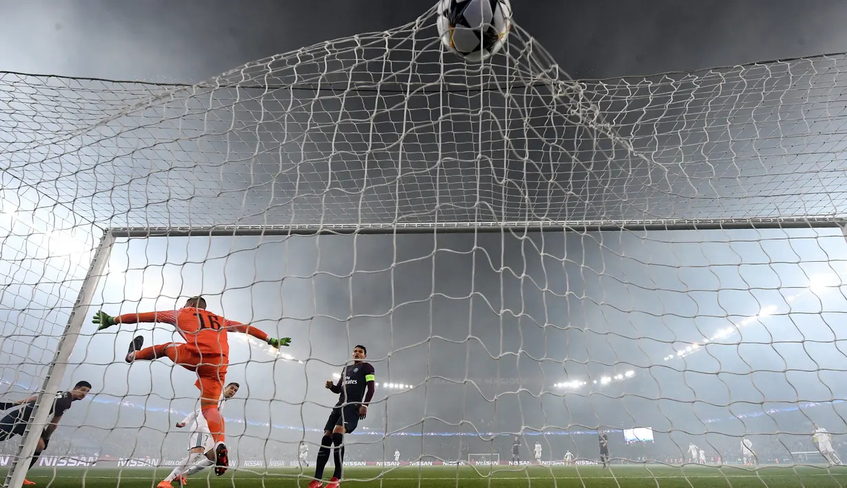 Sundulan Cristiano Ronaldo berhasil membobol gawang kiper PSG, Alphonse Areola saat pertandingan Liga Champions leg kedua di stadion Parc des Princes di Paris (6/3). Cristiano Ronaldo berhasil membobol gawang PSG pada menit ke-51. (AFP / Franck Fife)