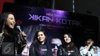 Vokalis Kotak, Tantri bersama Kikan X Kotak saat peluncuran single kolaborasi Kikan X Kotak di kawasan SCBD, Jakarta, Senin (14/3/2016). Single perdana tersebut bertajuk Long Live Rock N Roll. (Liputan6.com/Herman Zakharia)
