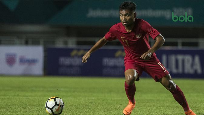 Gelandang Timnas Indonesia, Saddil Ramdani, mengontrol bola saat melawan Thailand pada laga PSSI 88th U-19 di Stadion Pakansari, Jawa Barat, Minggu (23/9/2018). Kedua negara bermain imbang 2-2. (Bola.com/Vitalis Yogi Trisna)