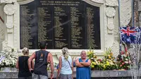 Orang-orang mengunjungi  Monumen Kemanusiaan Ground Zero bagi para korban untuk memperingati 20 tahun bom Bali yang menewaskan lebih dari 200 orang, di Kuta, Bali, Rabu (12/10/2022). Peristiwa Bom Bali I telah memasuki tahun ke-20. (SONNY TUMBELAKA / AFP )