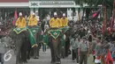 Sejumlah gajah ikut serta dalam kirab menuju Masjid Kauman Yogyakarta, Selasa (13/9). Keraton Kesultanan Yogyakarta membuat 7 gunungan untuk diberikan kepada warga saat Grebeg Idul Adha 1437. (Liputan6.com/Boy Harjanto)