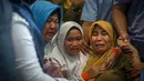 Keluarga korban jatuhnya pesawat Lion Air JT-610 rute Jakarta-Pangkalpinang berada di ruang kedatangan Bandara Pangkalpinang, Bangka Belitung, Senin (29/10). Kesedihan dan kecemasan mewarnai raut wajah para kerabat dan anggota keluarga (HADI SUTRISNO/AFP)