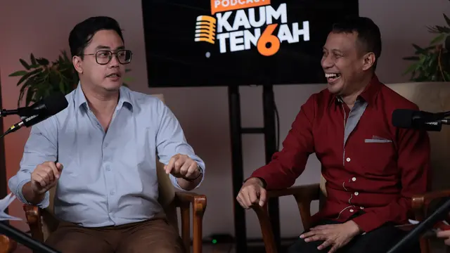 Perencana keuangan Safir Senduk dan artis Dennis Adishwara dalam podcast Kaum Tengah Liputan6.com.