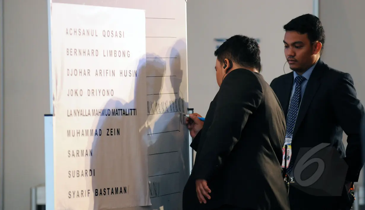 Suasana penghitungan suara pemilihan Ketua Umum PSSI pada Kongres Luar Biasa PSSI 2015 di Hotel JW Marriot, Surabaya, Sabtu (18/5/2015). Kongres akan memilih Ketua/Wakil Ketua Umum PSSI periode 2015-2019. (Liputan6.com/Helmi Fithriansyah)