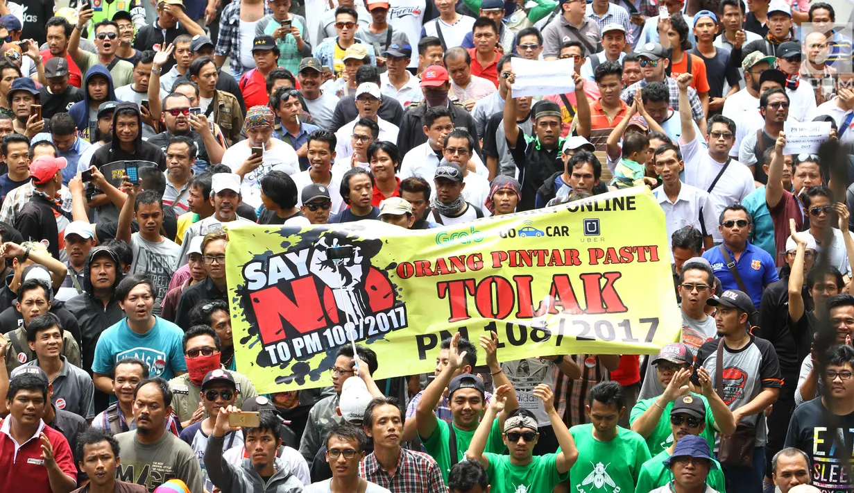 Ribuan driver taksi online seluruh wilayah Indonesia menggelar aksi unjuk rasa di depan Kantor Kementrian Perhubungan, Jakarta Pusat, Senin (29/1). (Liputan6.com/Angga Yuniar)