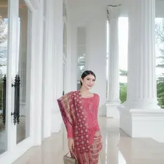 Di antara para tamu yang hadir, penampilan Annisa Aziza tak luput dari perhatian. [@anissaaziza].