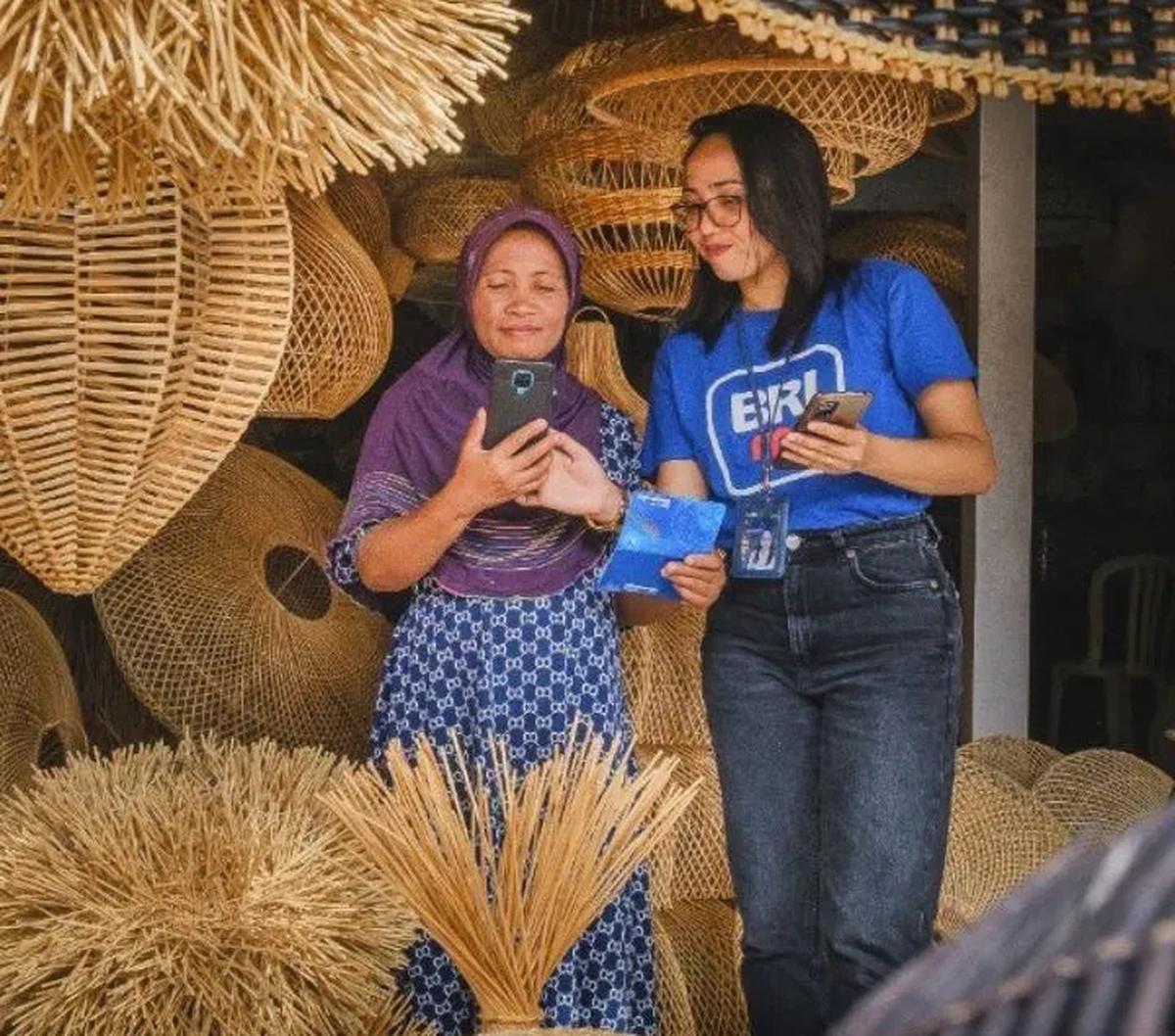 "Ini akibat kita belum memiliki strategi nasional transformasi digital dan belum memiliki badan yang mengatur itu," kata Teten.<br>