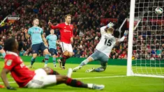 Pemain Manchester United Christian Eriksen mencetak gol ke gawang Burnley yang dijaga kiper Bailey Peacock-Farrell pada pertandingan sepak bola putaran keempat Piala Liga Inggris di Old Trafford, Manchester, Inggris, 21 Desember 2022. Manchester United  menang 2-0. (AP Photo/Dave Thompson)