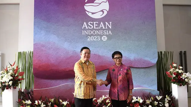 Menlu Retno Marsudi bersama Sekretaris Jenderal ASEAN Kao Kim Hourn dalam rangkaian acara KTT ke-42 ASEAN 2023 yang diselenggarakan di Labuan Bajo, Nusa Tenggara Timur (NTT). (Foto: Sekjen ASEAN)