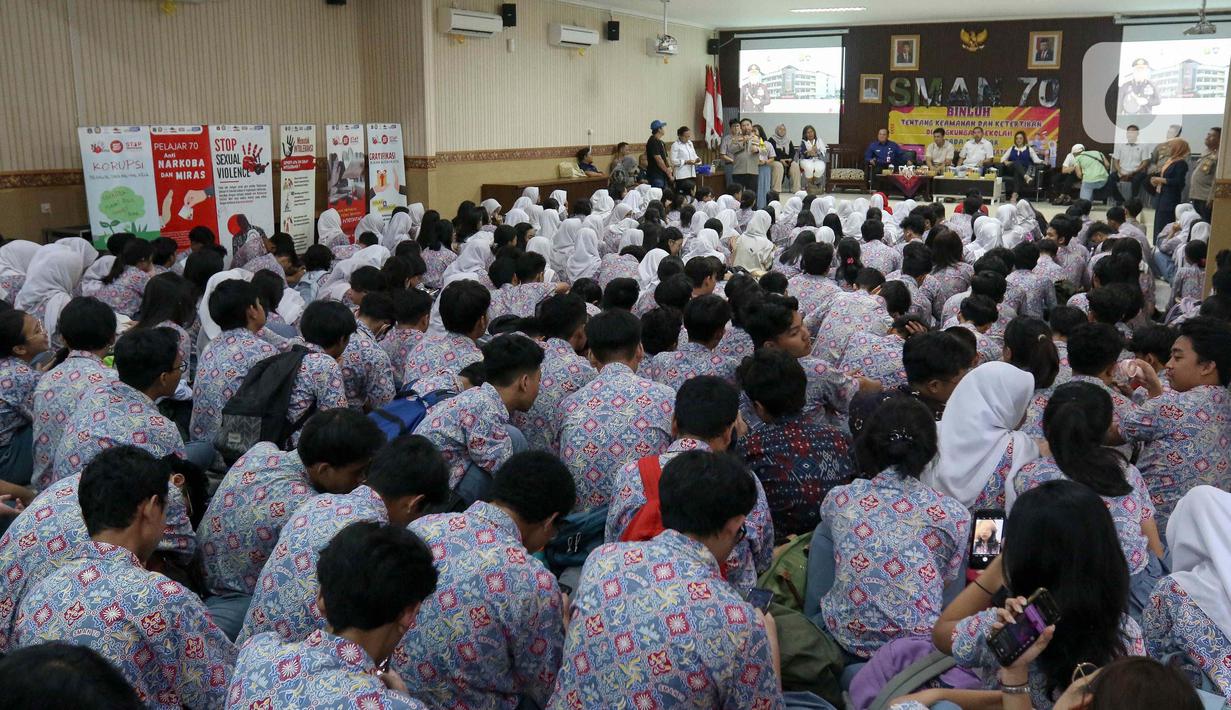 Wakapolres Jakarta Selatan AKBP Dedy saat berbicara dengan siswa di SMAN 70, Jakarta, Selasa (27/2/2024). (Liputan6.com/Herman Zakharia)