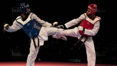 Atlet taekwondo Indonesia, Dinggo Ardian (merah), saat melawan Morrison Samuel, pada final kelas kyorugi -74 kg SEA Games di KLCC, Kuala Lumpur, Minggu (27/8/2017). Kalah di final, Dinggo harus puas meraih perak. (Bola.com/Vitalis Yogi Trisna)